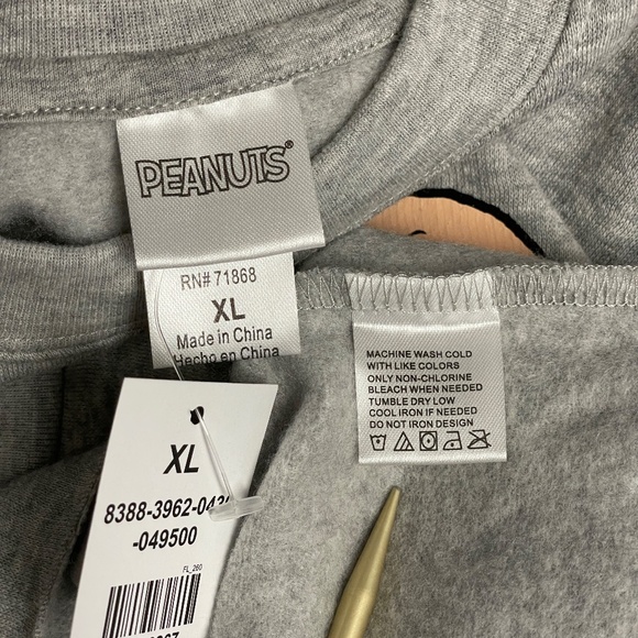 Charlie Brown Snoopy Christmas Sweatshirt, Gray Crop Top, Junior XL, New - Picture 6 of 7